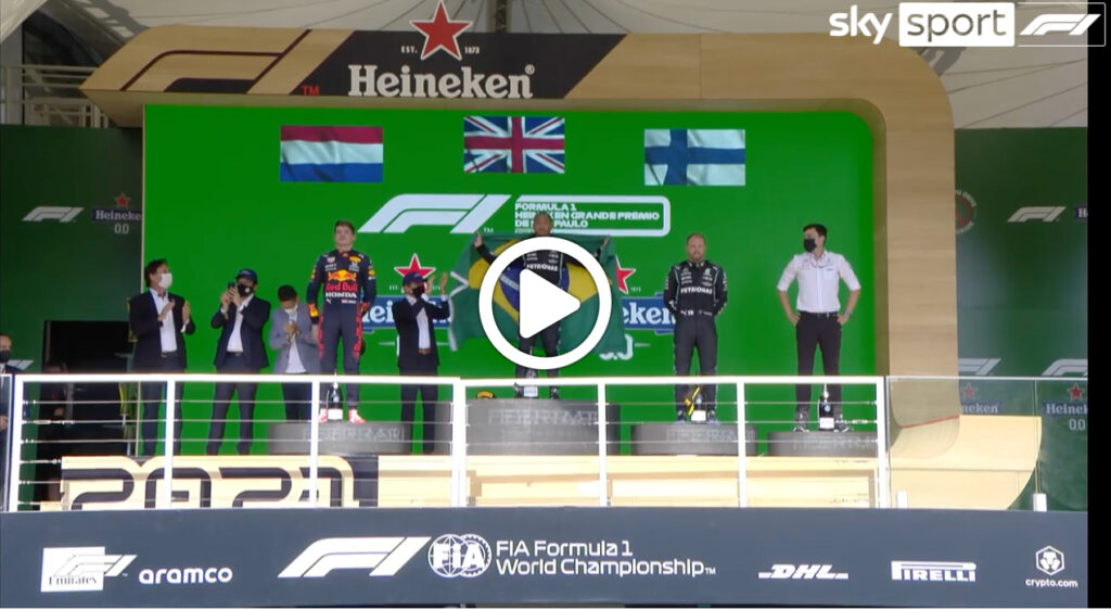 F1 | Hamilton, la festa sul podio di San Paolo con la bandiera brasiliana [VIDEO]