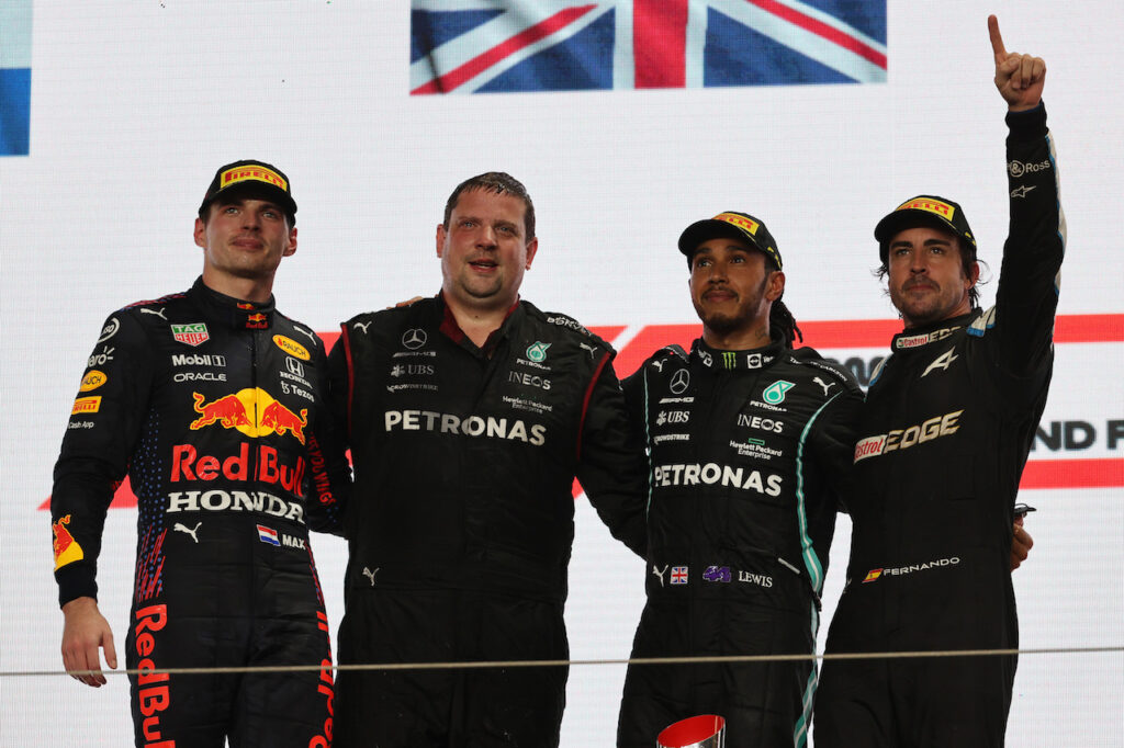 F1 | Hamilton vince in Qatar sfruttando una strategia a due soste