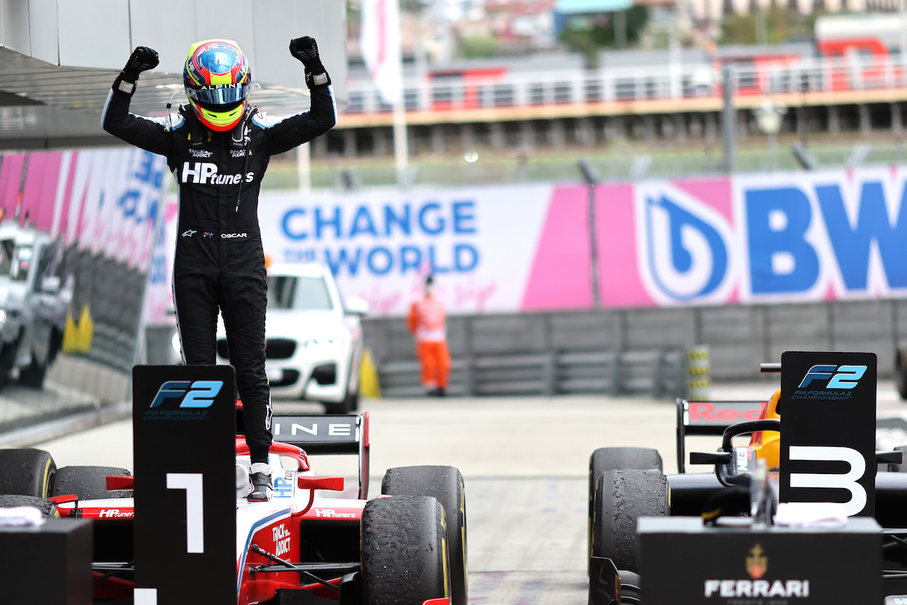 Fernando Alonso ha conquistato il podio in Qatar dopo un’astinenza durata più di quanto previsto. Il pilota asturiano – col contratto in scadenza nel 2022 – potrebbe rinnovare e continuare in caso di un’Alpine competitiva.