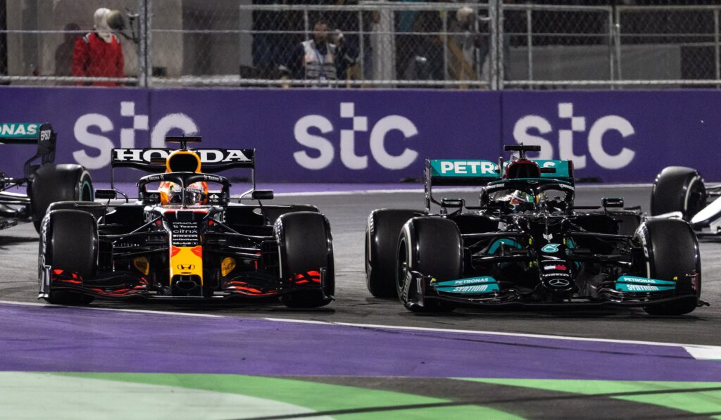 F1 | Verstappen-Hamilton, FIA avverte: squalifiche o penalità per comportamenti antisportivi