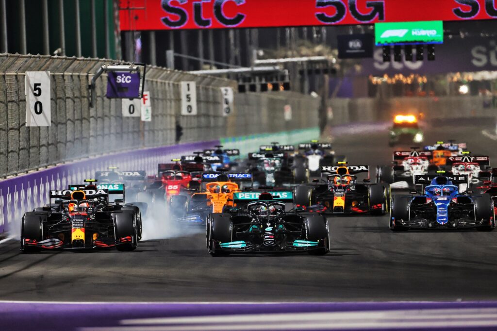 F1 | Verstappen penalizzato per aver causato il tamponamento di Hamilton