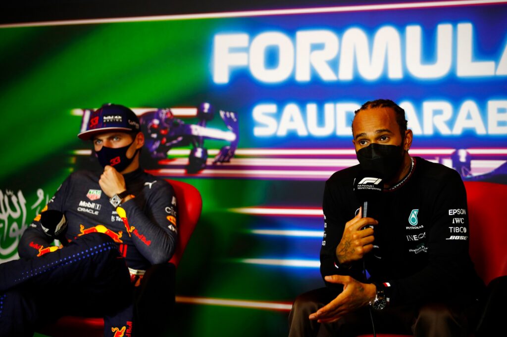 F1 | Il faccia a faccia tra Verstappen e Hamilton nella conferenza stampa di Abu Dhabi