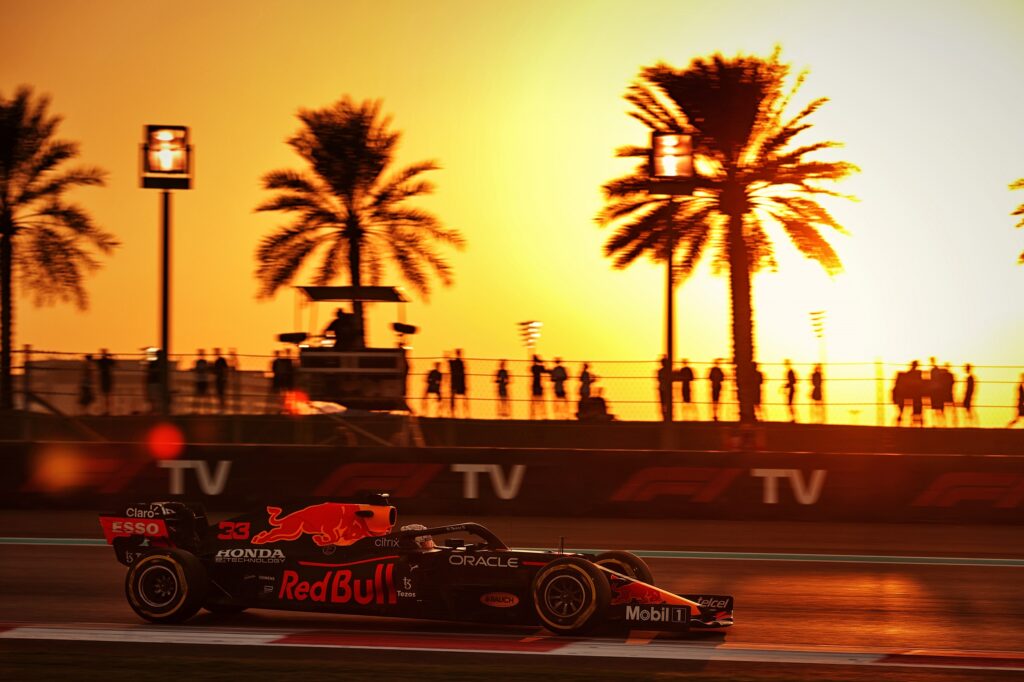 F1 | Analisi prove libere ad Abu Dhabi: Verstappen vola con le soft, Mercedes si nasconde?