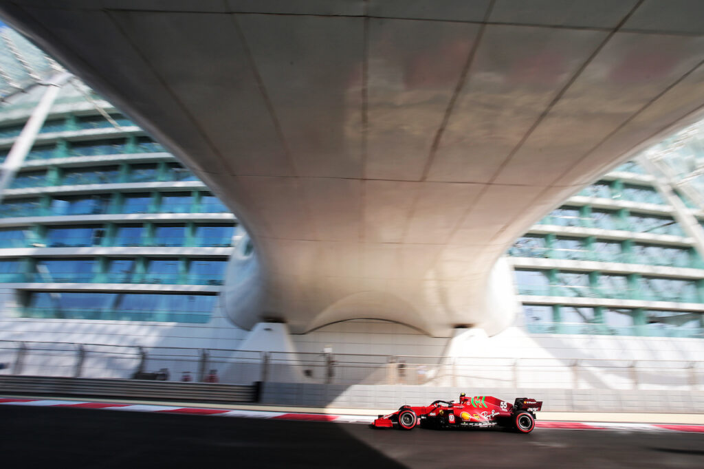 Formula 1 | Ferrari, un venerdì non semplice per Sainz e Leclerc ad Abu Dhabi
