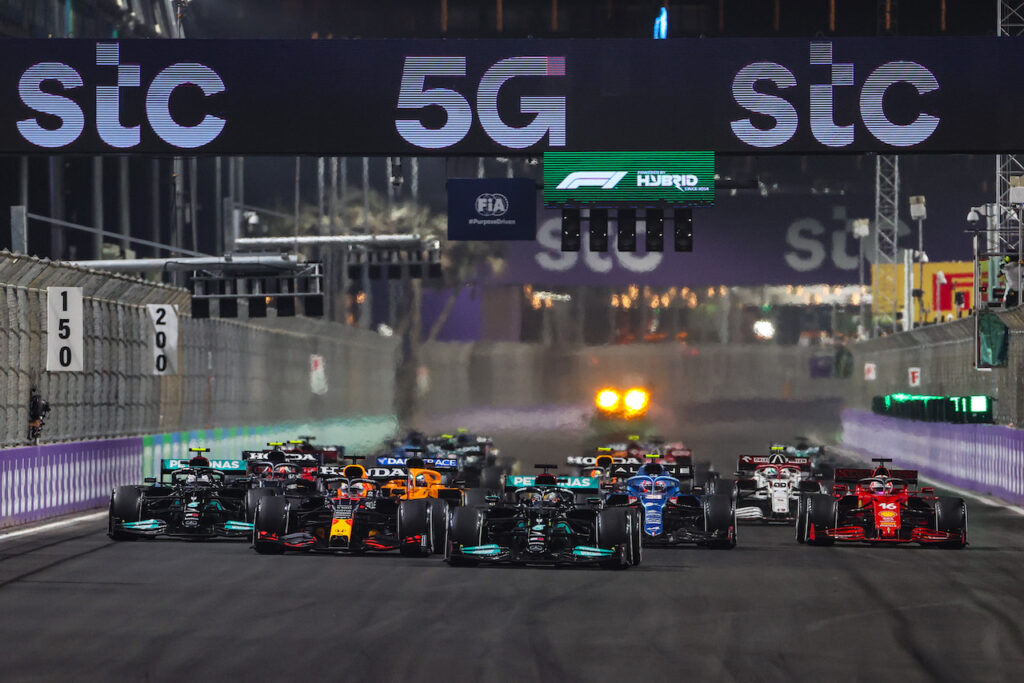 F1 | Hamilton vince a Jeddah una gara “pazza”: l’analisi delle strategie