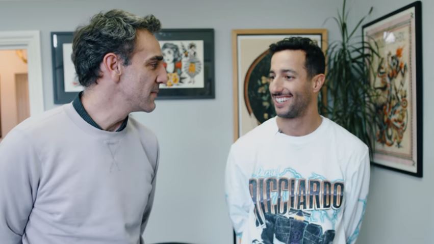 F1 | Abiteboul se hace un tatuaje y le paga la apuesta a Ricciardo [VIDEO]