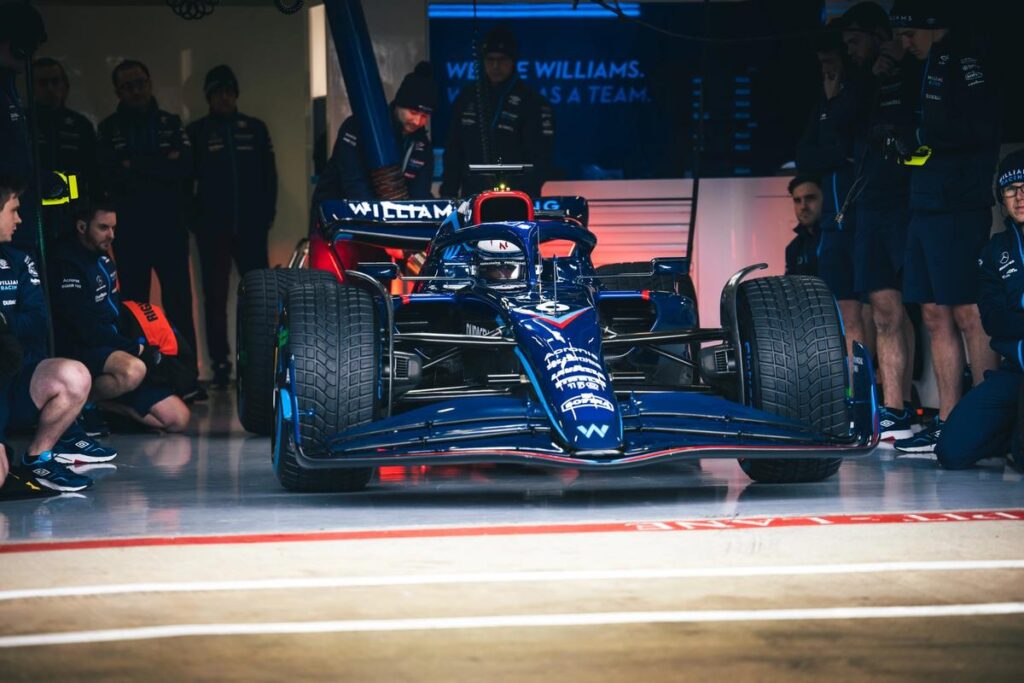 F1 | Williams FW44, Latifi on board nello shakedown di Silverstone [VIDEO]