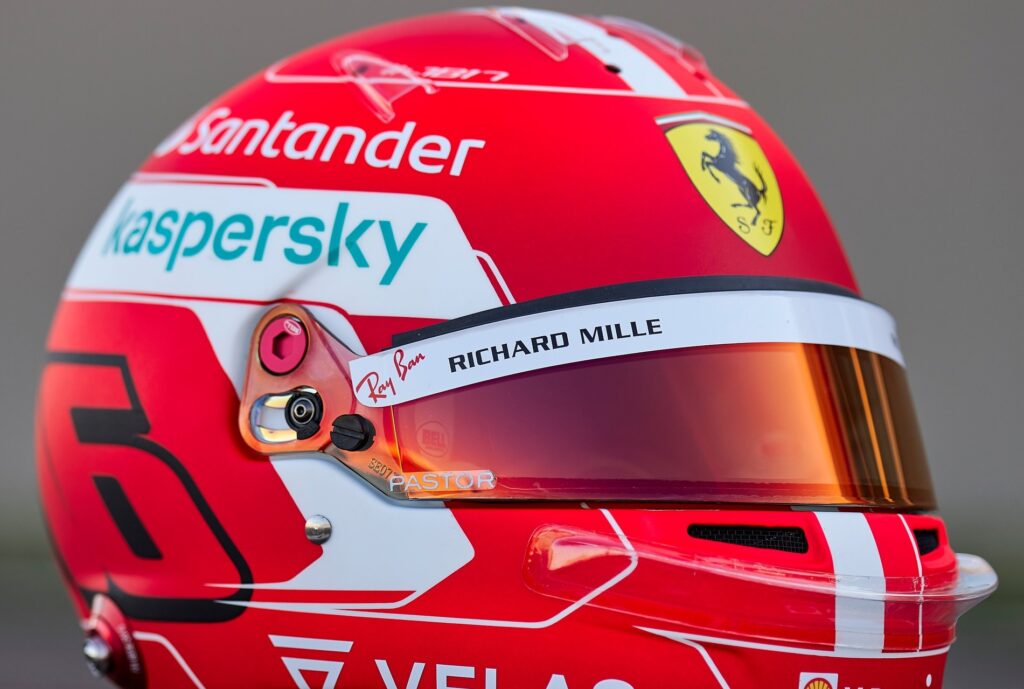 F1 | Ferrari, nuovo casco per Charles Leclerc [FOTO]