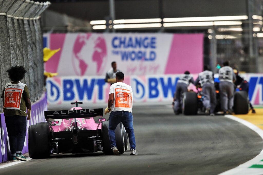 F1 | Alpine, ritiro per Alonso in Arabia Saudita: “Non so cosa sia successo”