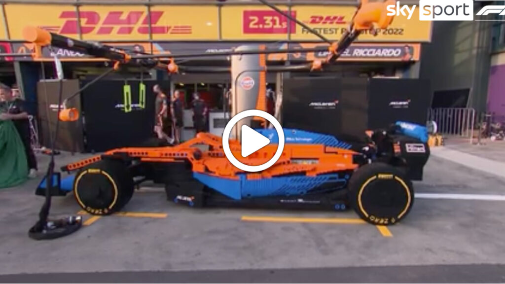 F1 | McLaren, sorpresa nel paddock di Melbourne: davanti i garage una MCL35M di Lego [VIDEO]