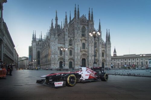 F1 | Alfa Romeo compie 112 anni: lo show a Milano [VIDEO]