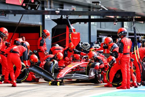 F1 | Strategie senza senso ed errori ai pit stop: quando una Ferrari entra ai box succede un disastro