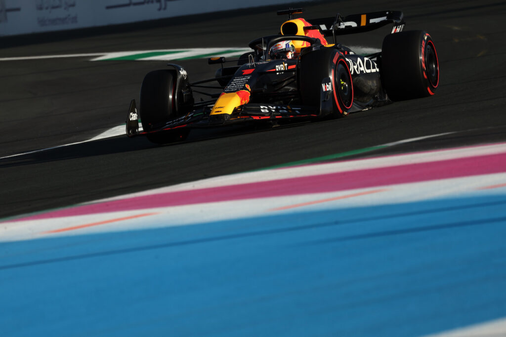 F1 | Verstappen e Perez aprono le danze a Jeddah: dietro le Ferrari di Sainz e Leclerc