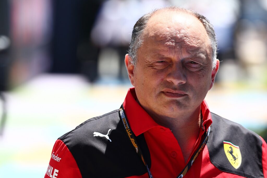 F1 | Vasseur sulla penalità data a Sainz: “Ci hanno messo cinque secondi, con Alonso a Jeddah ci sono voluti trenta giri”