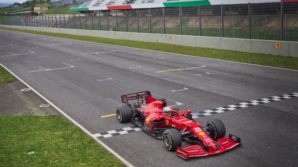 Formel 1 | Ferrari mit dem SF21 auf der Strecke in Mugello