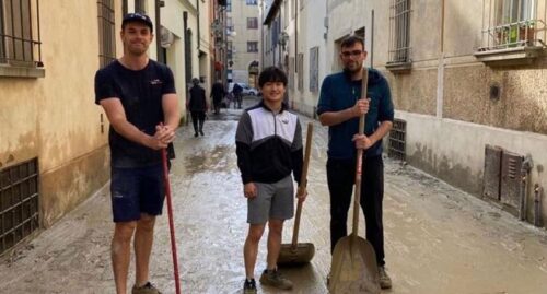 F1 | Il bellissimo gesto di Tsunoda: aiuta a spalare il fango [VIDEO]