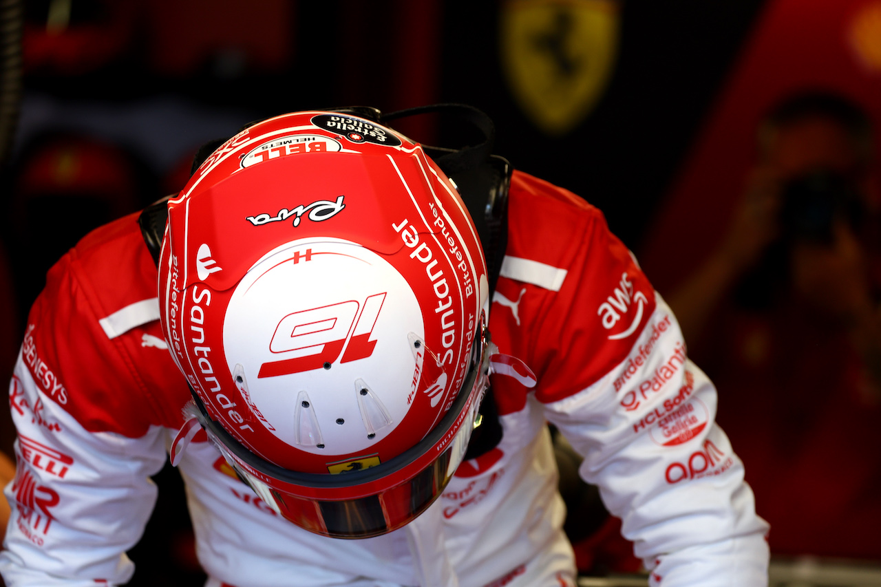 Charles Leclerc: casco, tuta e guanti del gp di Monaco all'asta per gli  alluvionati