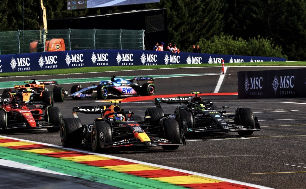 Formula 1 | Mercedes, Hamilton non è d’accordo per la penalità ricevuta dopo il contatto con Perez