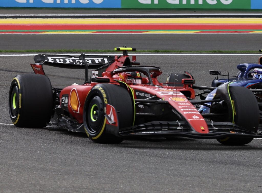 Formula 1 | Ferrari, ritiro per Sainz dopo un contatto in partenza con Piastri
