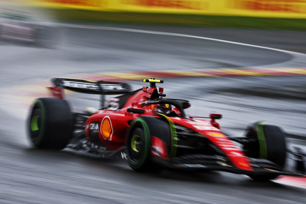 F1 | GP Belgio, prove libere: Sainz il più veloce sotto la pioggia battente