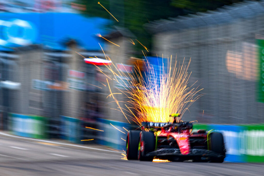 F1 | GP Singapore, graffio Sainz: lo spagnolo conquista la pole nella notte di Marina Bay