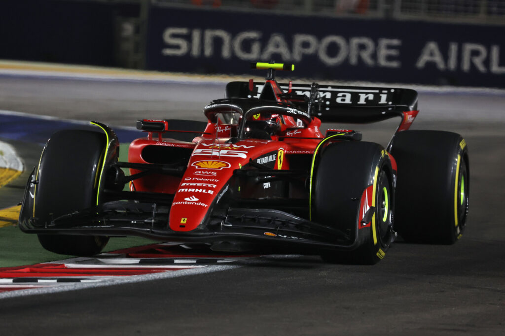 Ferrari da sogno a Singapore: Sainz in pole position, disastro Red Bull