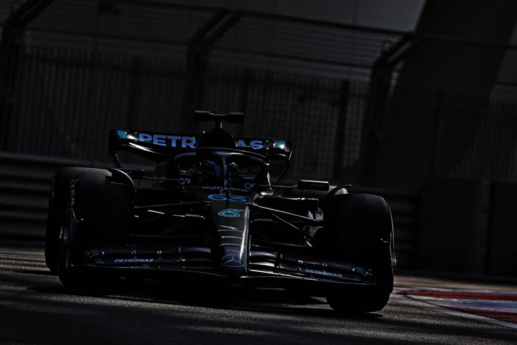 Formula 1 | Russell chiude la stagione con un incidente nei test di Abu Dhabi
