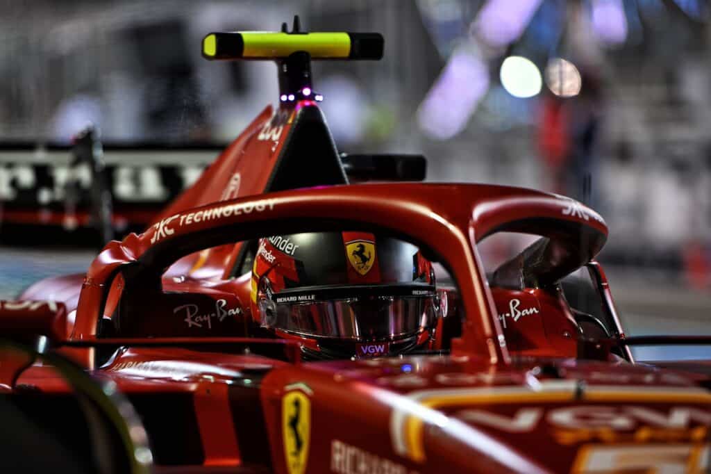 F1 | Ferrari, Sainz con il quarto tempo nel ventoso Bahrain