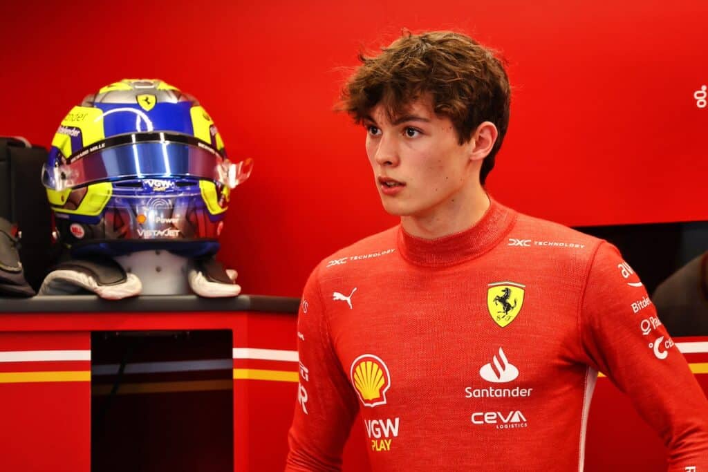 Ferrari | Oliver Bearman, chi è il giovane 18enne sostituto di Sainz