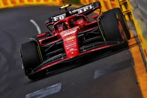 Ferrari, mit rotem Alba von Sainz-Leclerc mit antikem Flair. Das Geheimnis ist Leichtigkeit