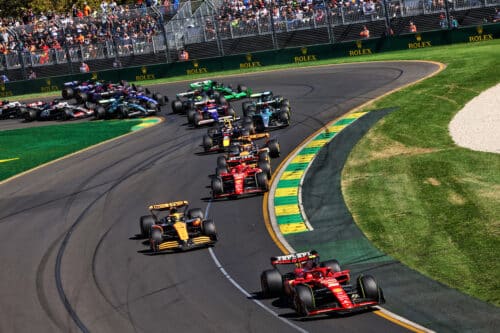 F1 | Alba Rossa a Melbourne! Doppietta Ferrari in Australia con Sainz davanti a Leclerc