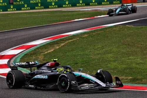 F1 | Mercedes a due facce in Cina: Hamilton di talento e strategia, Russell non si trova sul bagnato