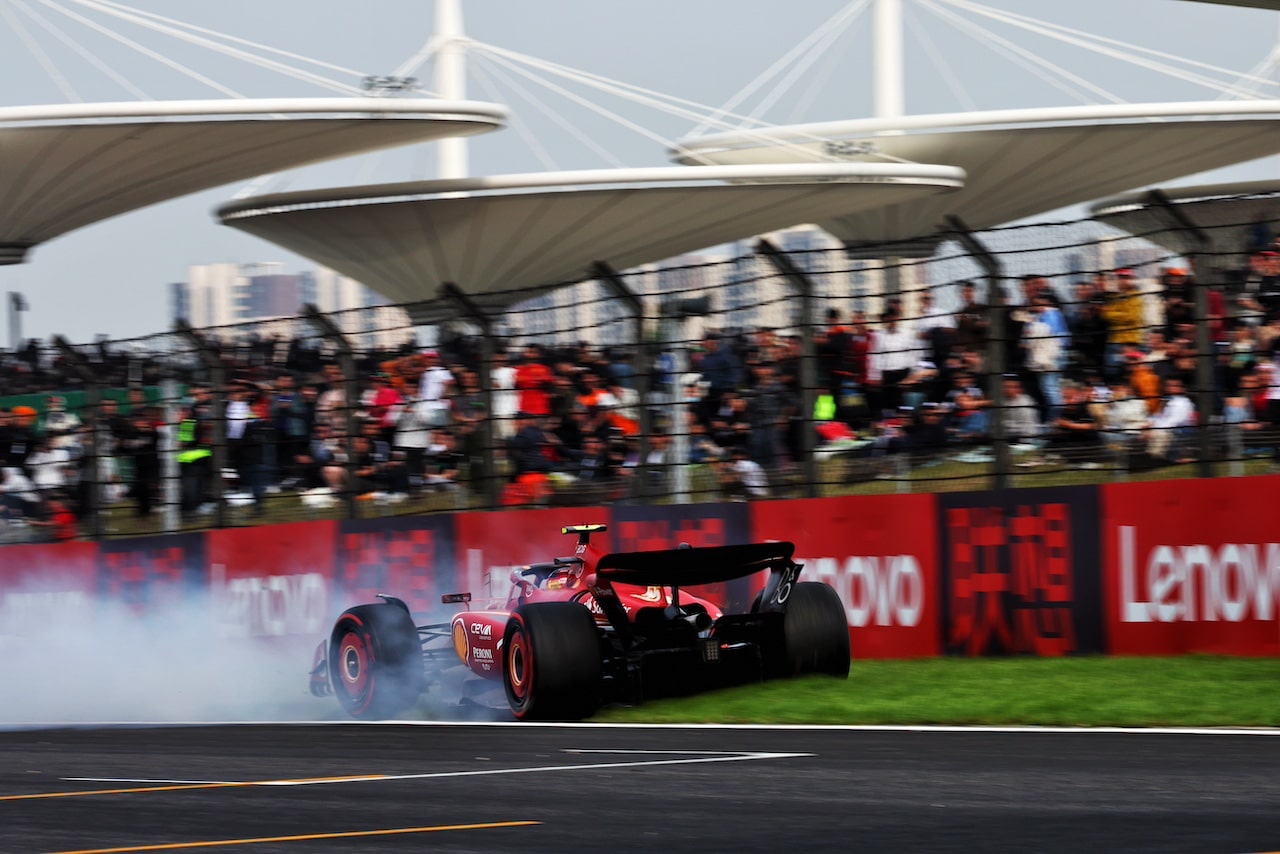 Ferrari | Sabato difficile per Sainz in Cina: muro in Q2 e quarta fila in partenza