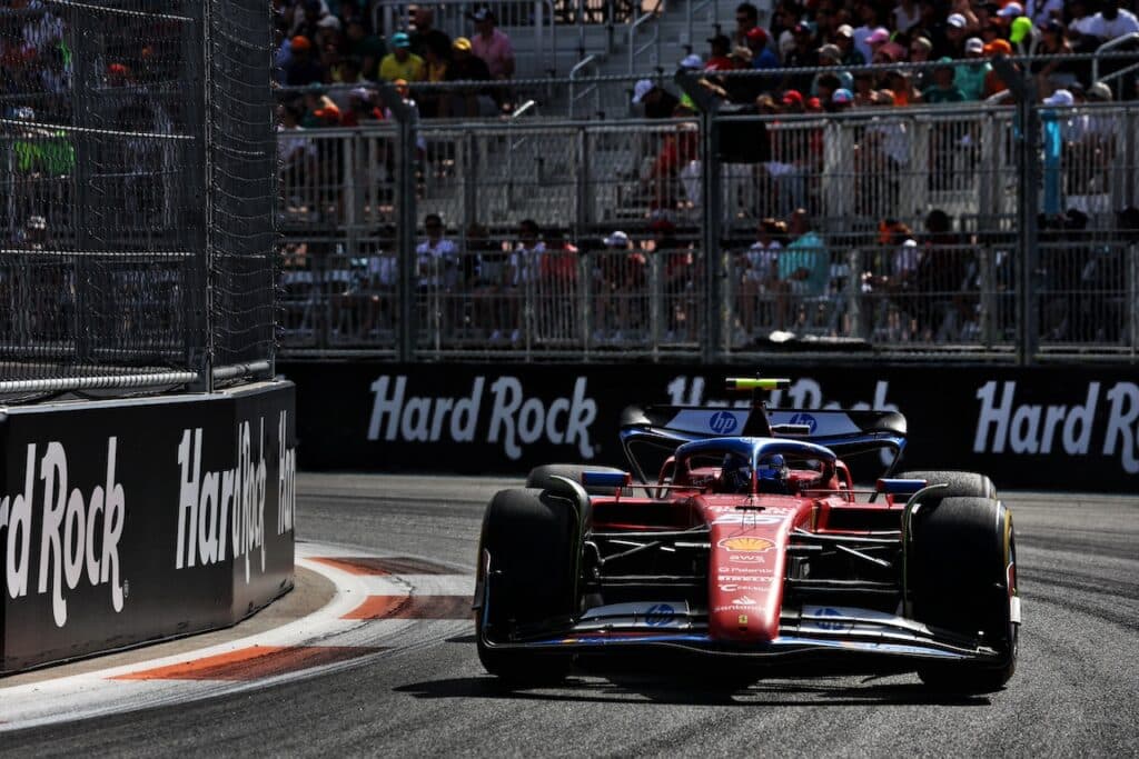 F1 | Ferrari-Eilmeldung: Sainz in Miami wegen Kontakt mit Piastri bestraft!