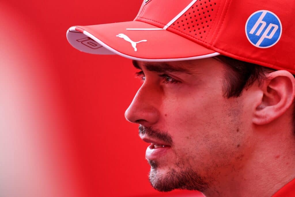 Ferrari | Leclerc loda Vasseur: “Dà equilibrio alla squadra e non ha paura di dirmi quando sbaglio”