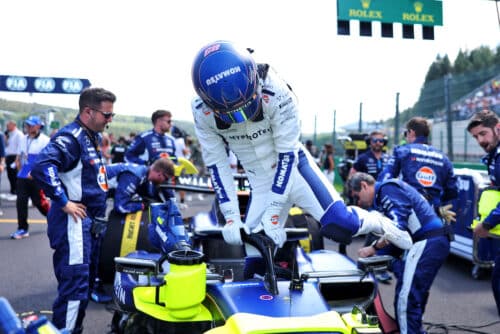 F1 | Vowles annuncia Sainz in fabbrica: la gioia dei tecnici Williams a Grove [VIDEO]