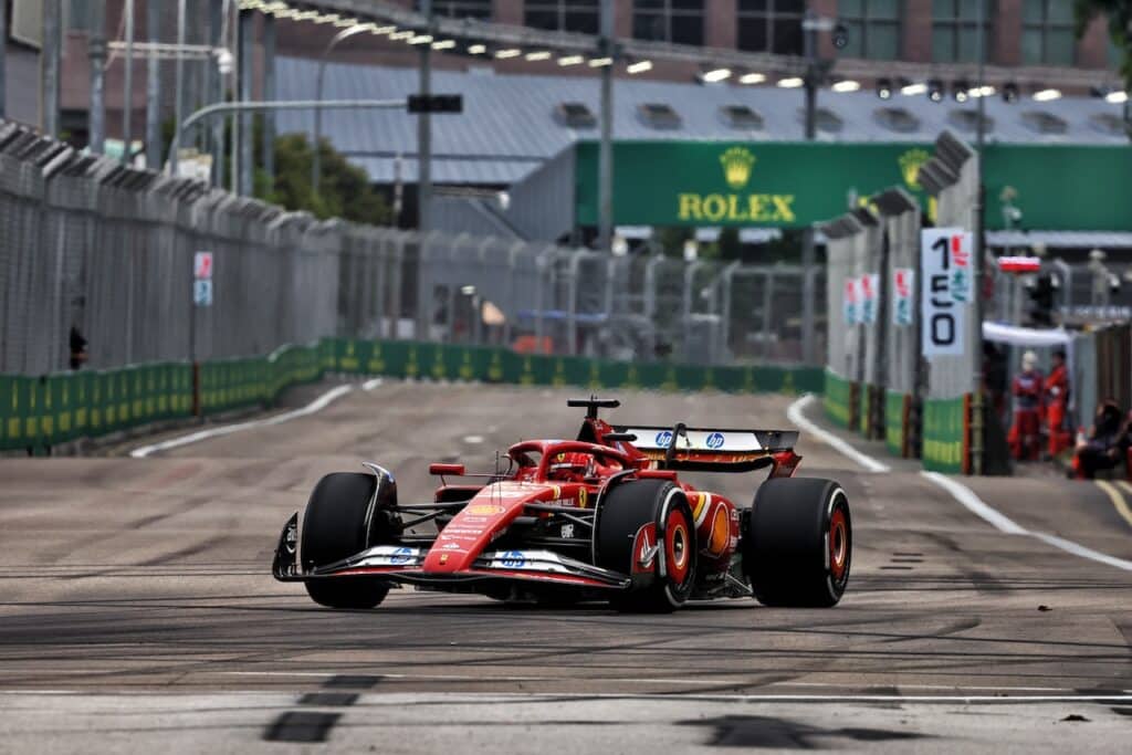 F1 | GP Singapore, prove libere 1: Leclerc detta il passo su Norris e Sainz [RISULTATI]