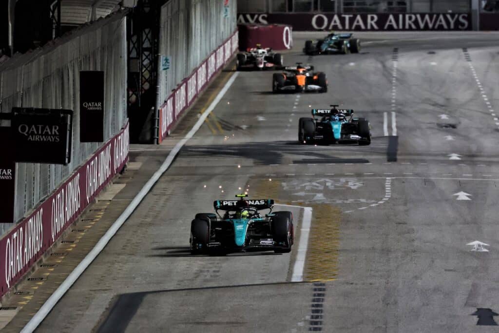 Formula 1 | Hamilton taglia corto sulle polemiche post Singapore: “Con Mercedes è tutto ok”