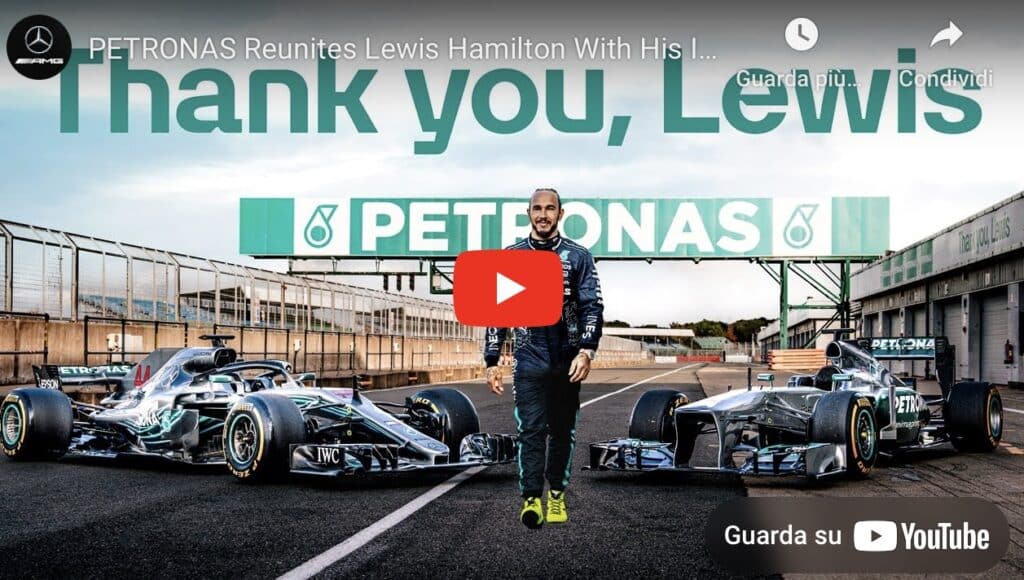 F1 Hamilton e il tributo a Silverstone di Petronas: in pista con le sue Mercedes più iconiche [VIDEO]