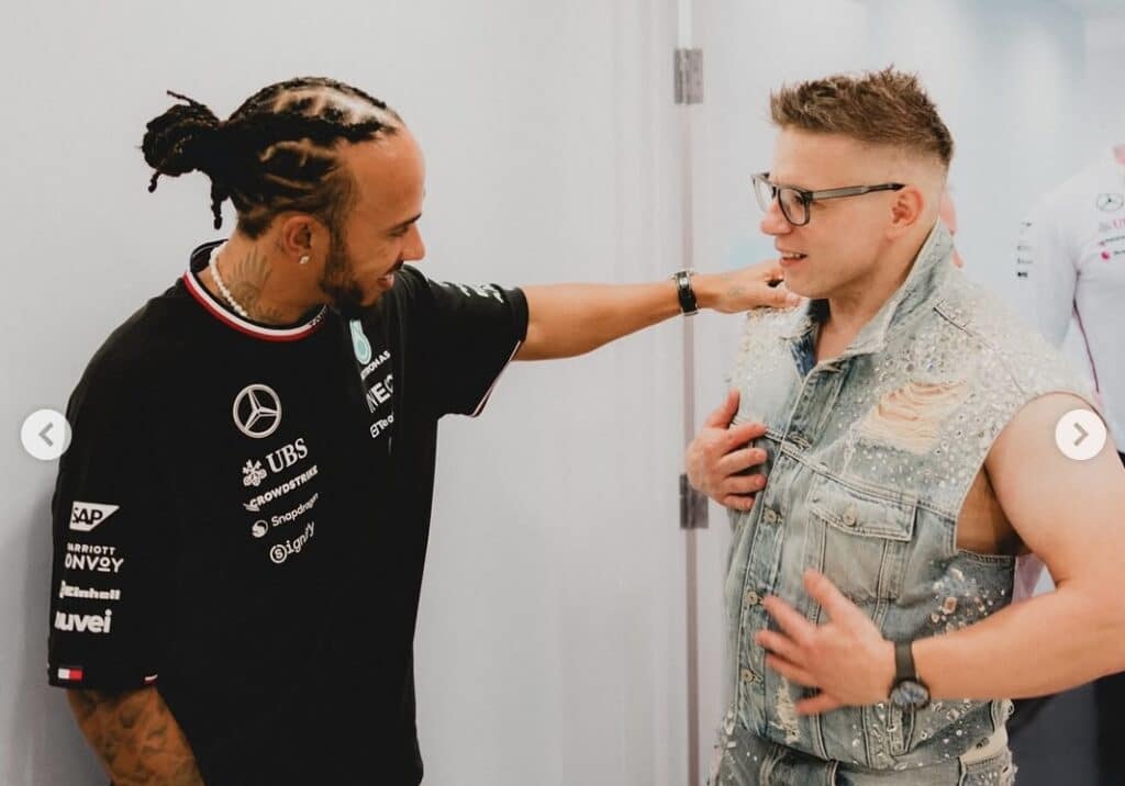 F1 | Hamilton saluta Bono tra sorrisi e ironia: l’ingegnere lascia Abu Dhabi in stile Tommy Hilfiger [FOTO]
