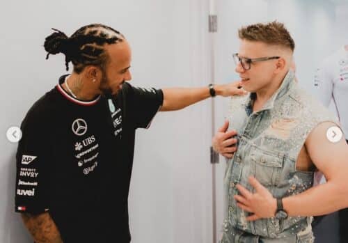 F1 | Hamilton saluta Bono tra sorrisi e ironia: l’ingegnere lascia Abu Dhabi in stile Tommy Hilfiger [FOTO]