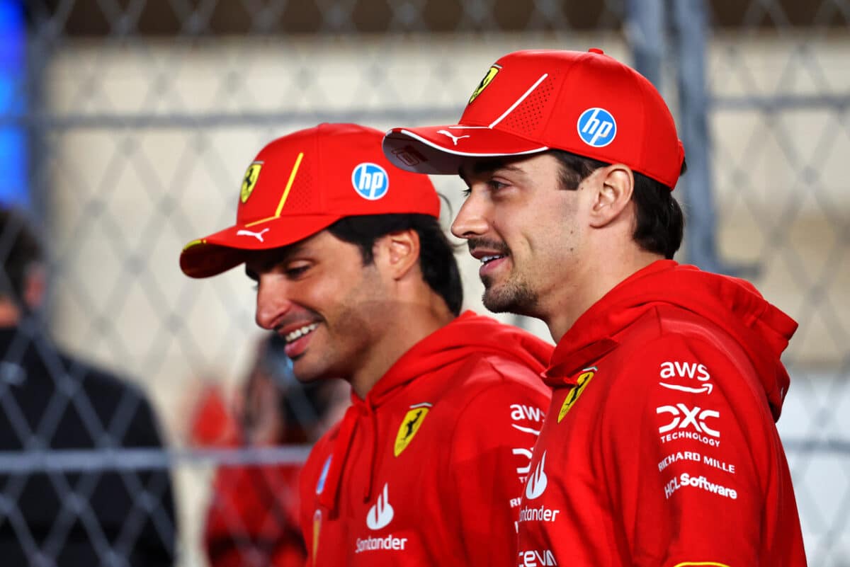 leclerc-dedica-casco-abu-dhabi-a-sainz-2024.jpg
