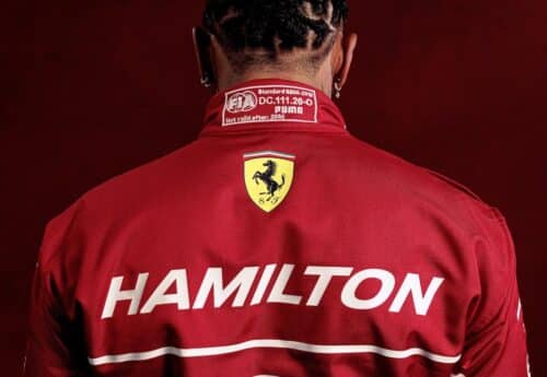 F1 | Ferrari e Puma presentano le tute 2025 di Hamilton e Leclerc [FOTO e VIDEO]
