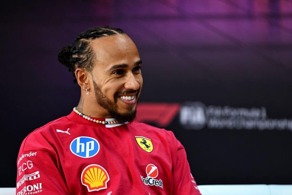 F1 | Ferrari, Hamilton sull’esordio in rosso: “Mi sento emozionato”