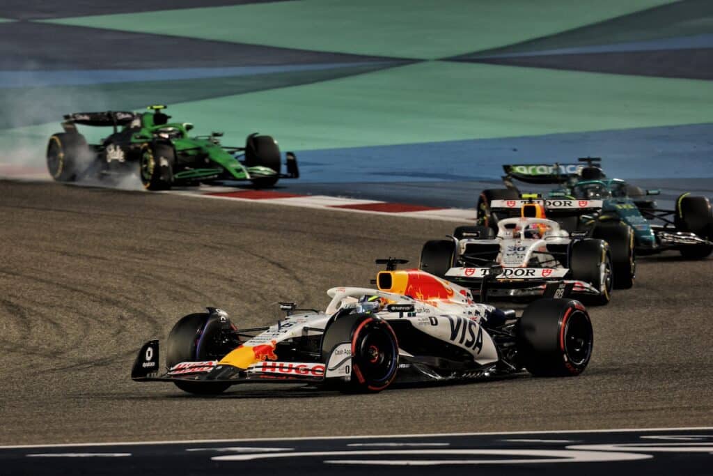 F1 GP Bahrain | Racing Bulls, gara distrutta in partenza per Hadjar