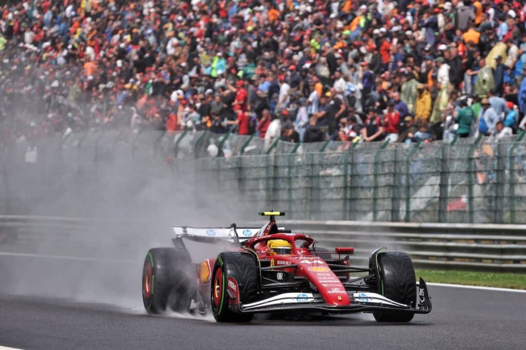 F1 | Ferrari, Hamilton rimonta fino al settimo posto: “Amo queste condizioni”
