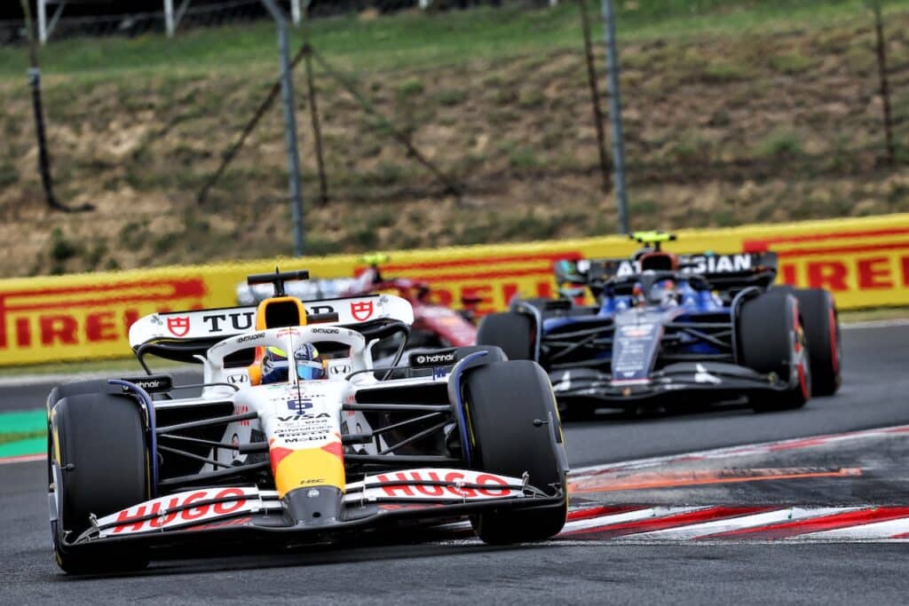 F1 | Hadjar convince la Racing Bulls: “Ha bisogno di crescere con noi, non andrà via nel 2025”