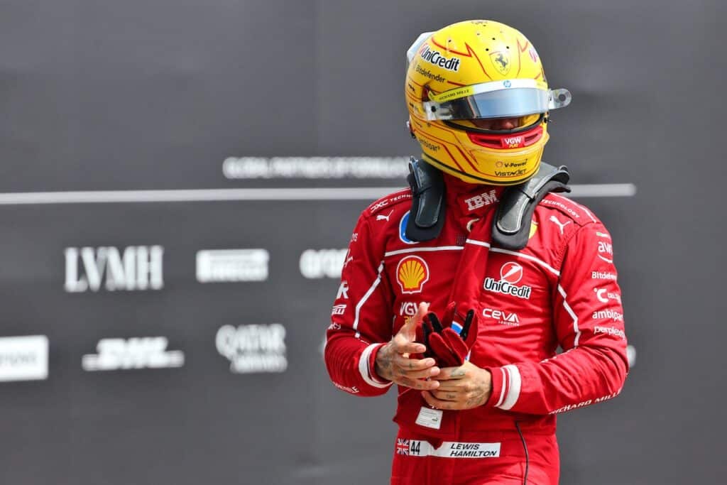 F1 | Hamilton senza mezze misure: “La Ferrari dovrebbe cambiare pilota, sono inutile”
