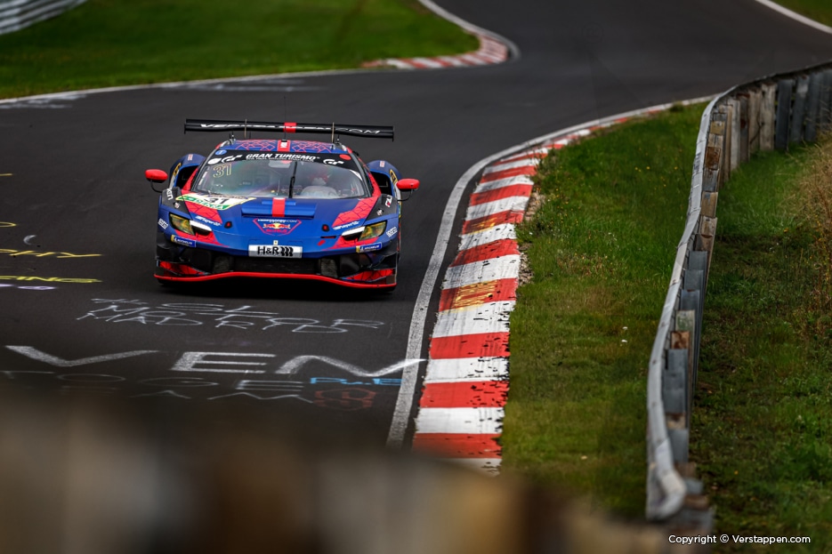 Max Verstappen debutta in GT3 con la Ferrari: terzo in qualifica al Nordschleife