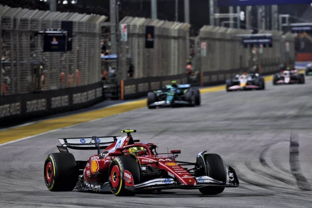 Formula 1 | Ferrari, danno e beffa per Hamilton: cinque secondi di penalità a Singapore